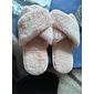 Pantoufles confortables en fausse fourrure rose pour femmes - style à bande croisée doux et moelleux, parfaits pour se détendre à la maison et pour une tenue décontractée à l'intérieur