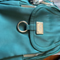 sac à bandoulière en nylon noir pour femme avec accessoires argentés et bandoulière réglable - petit sac à bandoulière léger et pratique pour les voyages et l'utilisation quotidienne