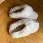 pantoufles confortables doublées de polaire pour femmes avec col en fausse fourrure - chaussures d'intérieur chaudes pour l'hiver en rose et gris