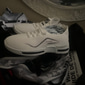 chaussures de course respirantes blanches pour hommes – baskets de sport légères avec tige en tricot et semelle coussinée pour le sport et les vêtements décontractés