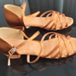 chaussures de danse latine en satin pour filles avec design à lanières, semelle souple et talons bas – idéales pour les spectacles de salon ou de salsa