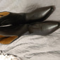 Botas vaqueras clásicas de piel sintética marrón para hombre: patrón en relieve, punta puntiaguda y tacón medio para rodeo, rancho y uso informal