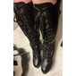 Botas negras de mujer con plataforma hasta la rodilla, cordones, tacones gruesos y detalle de hebilla: estilo gótico o punk para otoño e invierno