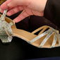 chaussures de danse latine à lanières pailletées pour femmes avec semelle en daim – talons ornés de strass argentés pour la salle de bal et la salsa