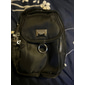 sac à bandoulière en nylon noir pour femme avec accessoires argentés et bandoulière réglable - petit sac à bandoulière léger et pratique pour les voyages et l'utilisation quotidienne