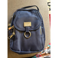 sac à bandoulière en nylon noir pour femme avec accessoires argentés et bandoulière réglable - petit sac à bandoulière léger et pratique pour les voyages et l'utilisation quotidienne