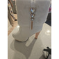weiße Damenstiefeletten mit Kunstfell und Strass-verziertem Absatz – elegante Winterschuhe mit hohen Absätzen für Partys und besondere Anlässe