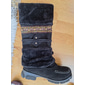 bottes d'hiver en fausse fourrure pour femmes avec pompons décoratifs et bordure perlée - parfaites pour le temps froid et les tenues décontractées