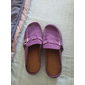 Damen-Slipper aus Wildlederimitat – lässiger, bequemer Flat mit Schnallendetail und gepolsterter Korksohle für den Alltag