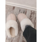 pantoufles confortables doublées de polaire pour femmes avec col en fausse fourrure - chaussures d'intérieur chaudes pour l'hiver en rose et gris