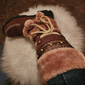 bottes d'hiver en fausse fourrure pour femmes avec pompons décoratifs et bordure perlée - parfaites pour le temps froid et les tenues décontractées
