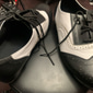 chaussures de claquettes oxford noires et blanches pour hommes – chaussures classiques à lacets en similicuir avec plaques métalliques pour des performances professionnelles