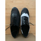chaussures de claquettes oxford noires et blanches pour hommes – chaussures classiques à lacets en similicuir avec plaques métalliques pour des performances professionnelles