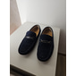 mocassini classici da uomo in pelle scamosciata blu navy con dettagli in metallo, ideali per occasioni business casual e formali