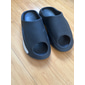 sandali bianchi da uomo con design ritagliato rosso – calzature slip-on leggere e comode per abbigliamento casual ed estivo