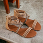 sandali piatti boho beach da donna con cinturino intrecciato color cuoio | calzature eleganti e confortevoli per l'estate