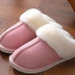 pantoufles confortables doublées de polaire pour femmes avec col en fausse fourrure - chaussures d'intérieur chaudes pour l'hiver en rose et gris