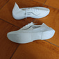 chaussures de course respirantes blanches pour hommes – baskets de sport légères avec tige en tricot et semelle coussinée pour le sport et les vêtements décontractés