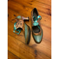 Vintage-Schnürpumps mit Blumenmuster für Damen – elegante grüne und goldene Schuhe im Stil der 1950er Jahre für besondere Anlässe
