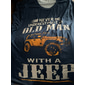 T-shirt graphique pour hommes Never Underestimate An Old Man A Jeep Design manches courtes