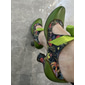 damskie zielone skórzane buty typu Mary Jane na obcasie z kwiatowym nadrukiem, wstążkami i w stylu retro - idealne na imprezy w stylu vintage i na co dzień jako elegancka ozdoba