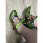damskie zielone skórzane buty typu Mary Jane na obcasie z kwiatowym nadrukiem, wstążkami i w stylu retro - idealne na imprezy w stylu vintage i na co dzień jako elegancka ozdoba