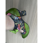 damskie zielone skórzane buty typu Mary Jane na obcasie z kwiatowym nadrukiem, wstążkami i w stylu retro - idealne na imprezy w stylu vintage i na co dzień jako elegancka ozdoba