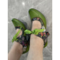 damskie zielone skórzane buty typu Mary Jane na obcasie z kwiatowym nadrukiem, wstążkami i w stylu retro - idealne na imprezy w stylu vintage i na co dzień jako elegancka ozdoba