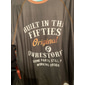 Herren Lustiges Grafik T-Shirt In den Fünfzigern gebaut Original  unrestauriert Alterungshumor Kurzarm Tee