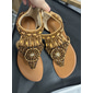 sandales à brides en T perlées bohèmes pour femmes avec accents en strass – chaussures plates élégantes et confortables pour l'été, la plage et les occasions décontractées