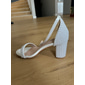 Femme Chaussures de mariage Sandales Soirée Imitation Perle Talon Bottier Bout rond Elégant Cuir microbien Lanière de cheville Blanche
