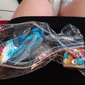 weiße Sandalen mit offener Spitze und Krokoprägung für Damen – schicke Slip-On-Blockabsätze mit bunten Strassverzierungen für Party- und Sommerlooks