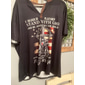 T-shirt Henley graphique de foi chrétienne pour homme - 'Restez avec Dieu' chevalier religieux patriotique à manches courtes