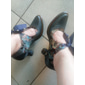 Vintage-Schnürpumps mit Blumenmuster für Damen – elegante grüne und goldene Schuhe im Stil der 1950er Jahre für besondere Anlässe