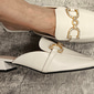 hvite muldyr for kvinner med rhinestone-spenne – elegante slip-on loafers for uformelle og formelle antrekk