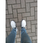 chaussures de course respirantes blanches pour hommes – baskets de sport légères avec tige en tricot et semelle coussinée pour le sport et les vêtements décontractés