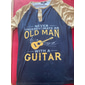 Herren Niemals einen alten Mann mit einer Gitarre Henley T-Shirt | Lustiges Musiker Kurzarm Graphic Tee