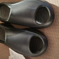sandali bianchi da uomo con design ritagliato rosso – calzature slip-on leggere e comode per abbigliamento casual ed estivo