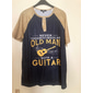 Herren Niemals einen alten Mann mit einer Gitarre Henley T-Shirt | Lustiges Musiker Kurzarm Graphic Tee