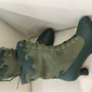 bottes à lacets vintage vertes victoriennes pour femmes avec bordure festonnée et détails brogue - chaussures à talons hauts élégantes pour les tenues de cosplay, steampunk et rétro