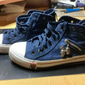 baskets montantes en denim bleu pour femmes avec breloques tête de mort et détail zippé - style rétro décontracté à porter au quotidien