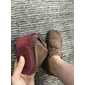 mocassins à enfiler pieds nus marron vintage pour femmes avec bride à boucle et finition en similicuir vieilli, parfaits pour une tenue décontractée