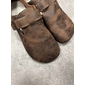 mocassins à enfiler pieds nus marron vintage pour femmes avec bride à boucle et finition en similicuir vieilli, parfaits pour une tenue décontractée