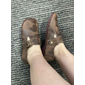 mocassins à enfiler pieds nus marron vintage pour femmes avec bride à boucle et finition en similicuir vieilli, parfaits pour une tenue décontractée