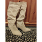 Bottes souples en daim gris pour femmes, à bout pointu et talons carrés - chaussures élégantes pour l'automne et l'hiver, parfaites pour les occasions décontractées et habillées.