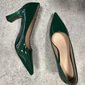 משאבות עקב בלוק מחודד דמוי עור בצבע ירוק מבריק - נעליים אלגנטיות לנשים