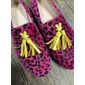 Mocasines de mujer de leopardo rosa con borla amarilla – Zapatos llamativos y elegantes sin cordones para un look de declaración moderno