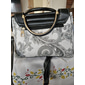 Elegante bolso de mano con colgante de cisne para mujer: diseño paisley en blanco y negro con detalles dorados y correa ajustable