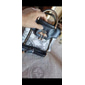 Elegante bolso de mano con colgante de cisne para mujer: diseño paisley en blanco y negro con detalles dorados y correa ajustable