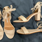 Perlenbesetzte Brautschuhe mit Knöchelriemen – elegante Brautschuhe mit Blockabsatz für kirchliche und formelle Hochzeiten